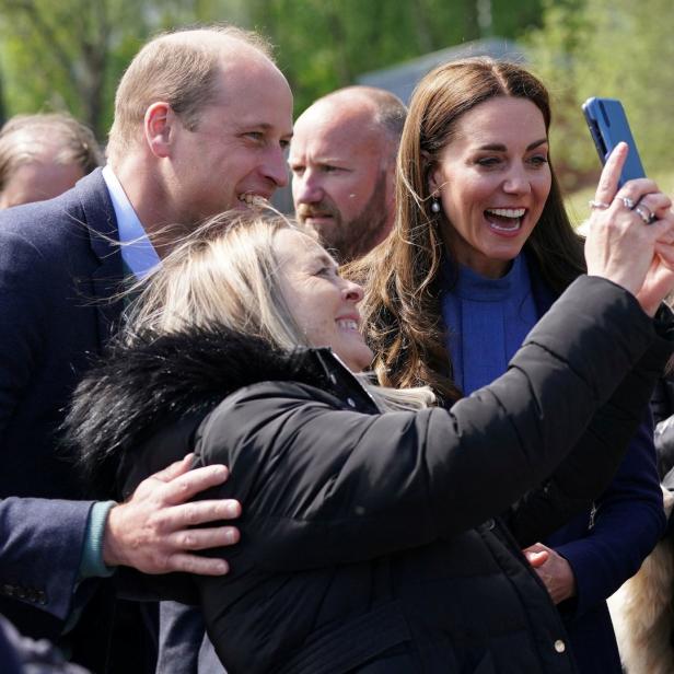 Prinz William und Prinzessin Kate machen ein Selfie mit einer Menschenmenge.