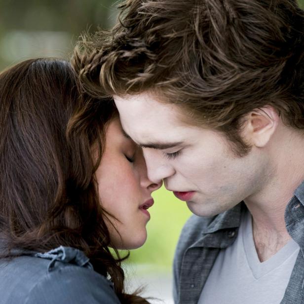 Bella Swan und Edward Cullen kurz vor einem Kuss.