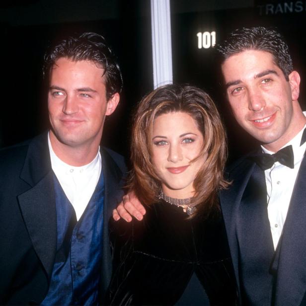Matthew Perry, Jennifer Aniston und David Schwimmer posieren für ein Foto.