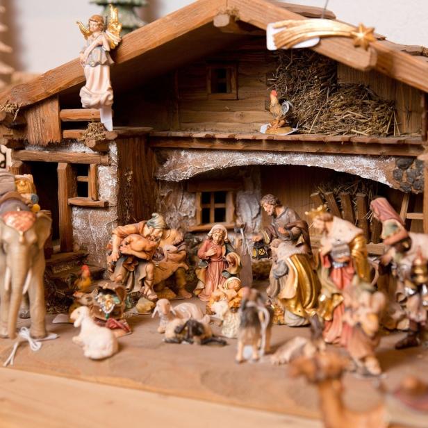 Eine detailreiche Weihnachtskrippe mit Stall, Figuren und Tieren.
