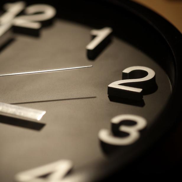 Nahaufnahme einer Uhr, die kurz nach 10:10 Uhr anzeigt.