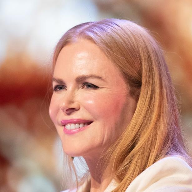 Ein Porträt von Nicole Kidman in einem weißen Blazer.