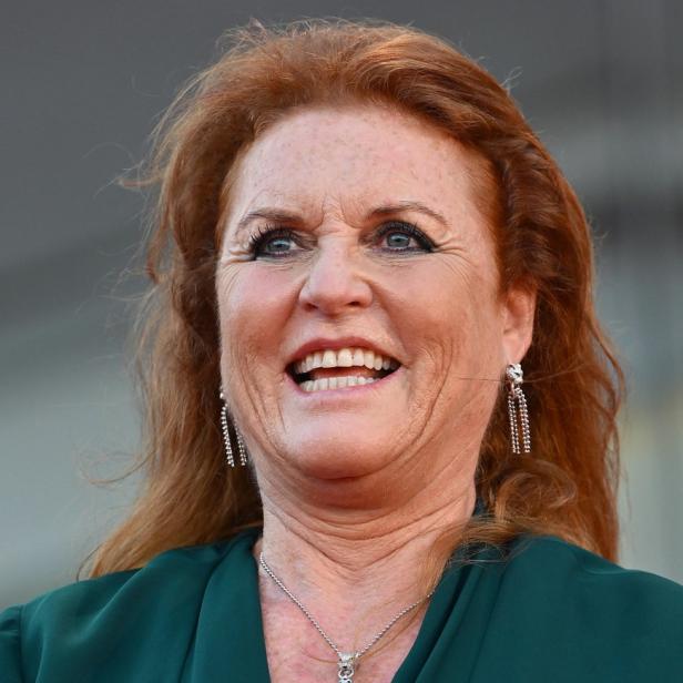 Sarah Ferguson lächelt in einem grünen Kleid und mit silbernen Schmuck bei einer Veranstaltung.
