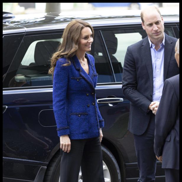 Kate Middleton und Prinz William stehen vor einem dunklen Auto.