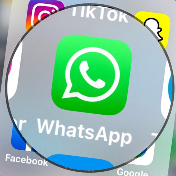 Das WhatsApp-Symbol auf einem Smartphone-Bildschirm, umgeben von anderen App-Symbolen.