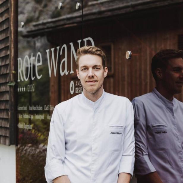 Julian Stieger, Küchenchef im Hotel Rote Wand, posiert vor dem Hoteleingang.