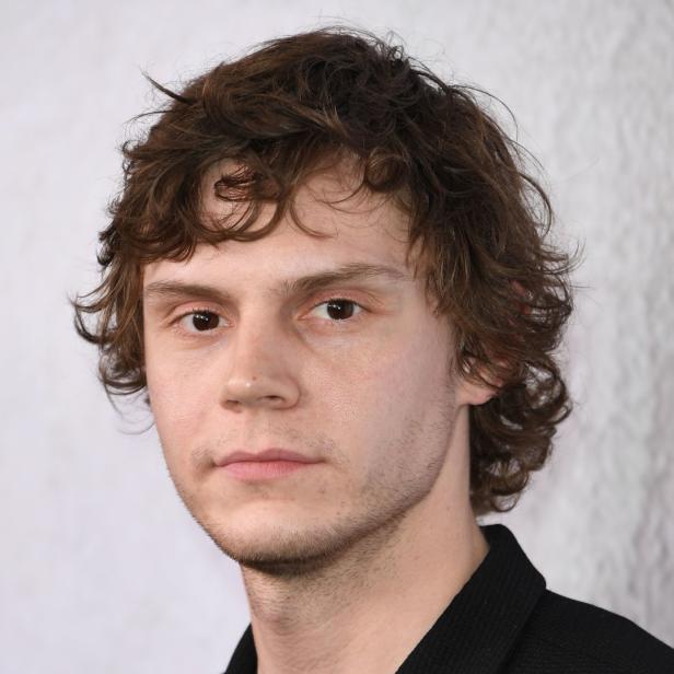 Porträt des Schauspielers Evan Peters mit braunen lockigen Haaren.