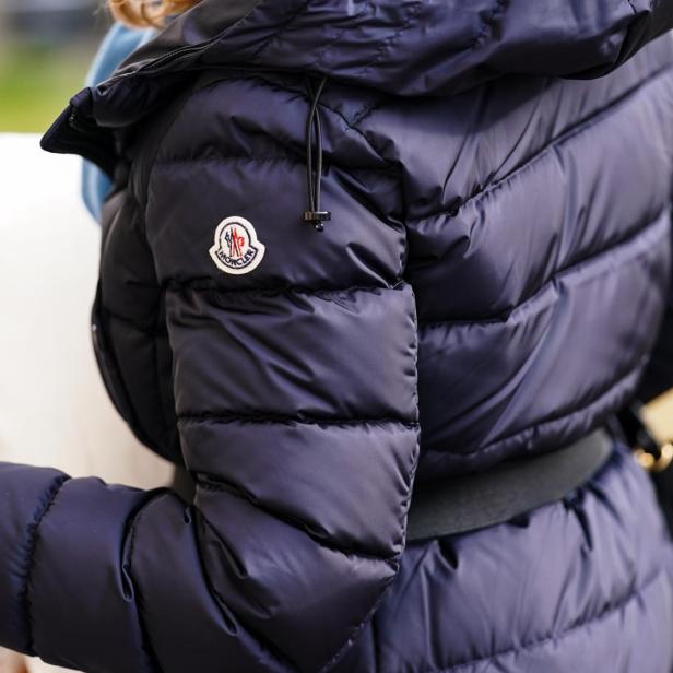 Nahaufnahme einer dunkelblauen Moncler-Daunenjacke.