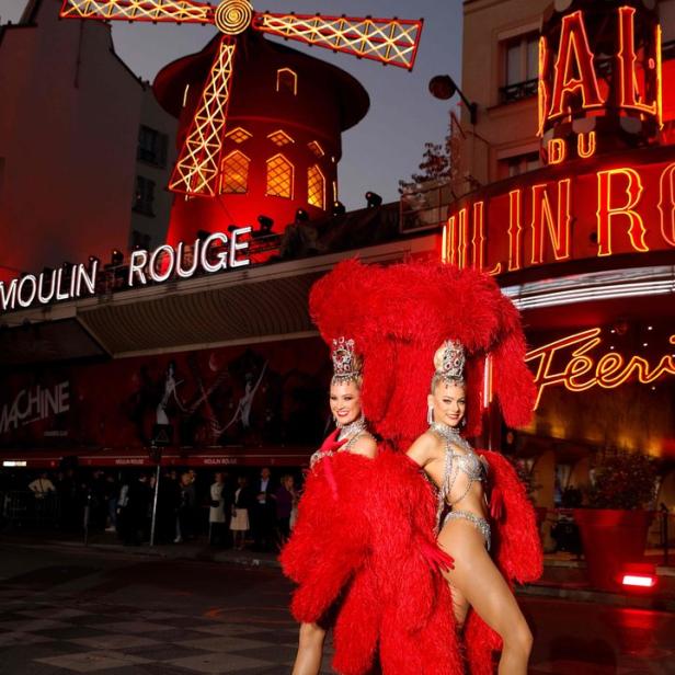 Cancan-Tänzerinnen vor dem Moulin Rouge