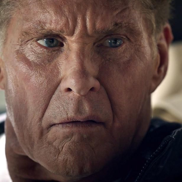Nahaufnahme von David Hasselhoff mit ernstem Gesichtsausdruck.