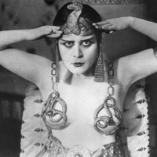 Die Schauspielerin Valeska Gert als Schlange in einer Szene aus dem Film „Algol – Tragödie der Macht“ (1920).