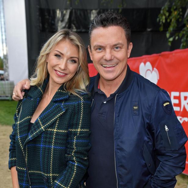 Ein Mann und eine Frau posieren lächelnd für ein Foto.