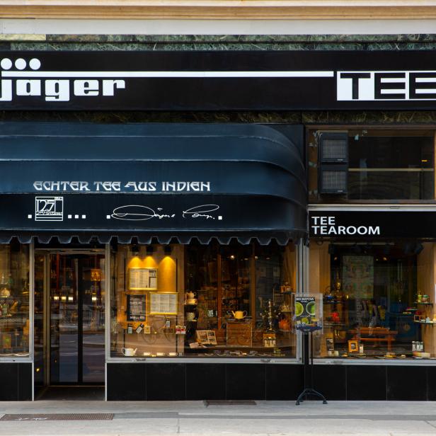 Die Fassade des „Jäger Tee“ Teeladens mit Schaufenstern.