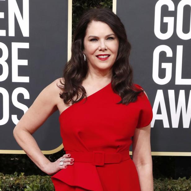 Lauren Graham in einem roten, schulterfreien Kleid auf dem roten Teppich.