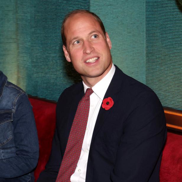 Prinz William mit Anzug und roter Mohnblume am Revers.