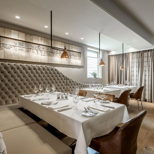 Ein elegant gedeckter Tisch in einem Restaurant mit gedämpfter Beleuchtung.