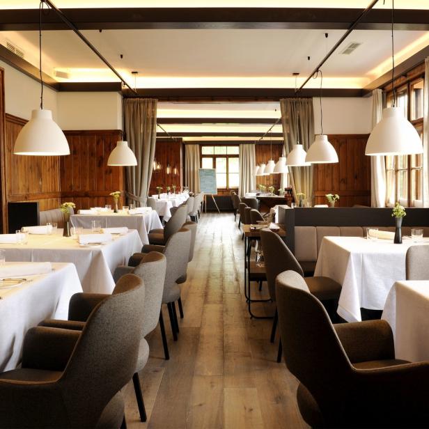 Ein elegantes Restaurant mit gedeckten Tischen und sanfter Beleuchtung.