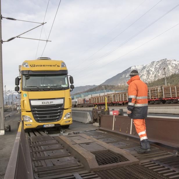 FEATURE VERKEHR - OEBB RAIL CARGO GROUP - DIE ROLLENDE LANDSTRASSE (ROLA) IN WOERGL