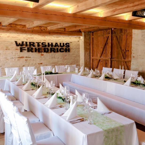 Ein festlich gedeckter Tisch im „Wirtshaus Friedrich“ für eine Feier.