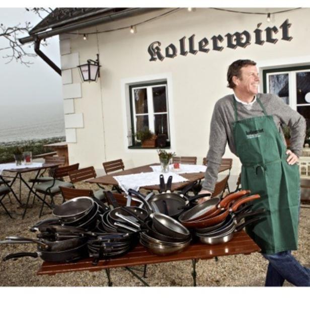 Ein Koch im „Kollerwirt“ lehnt an einem Tisch voller Pfannen.