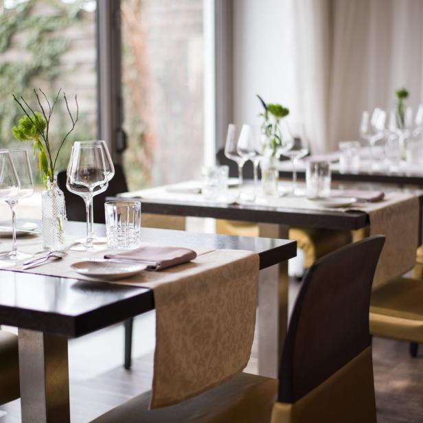 Ein gedeckter Tisch in einem eleganten Restaurant.