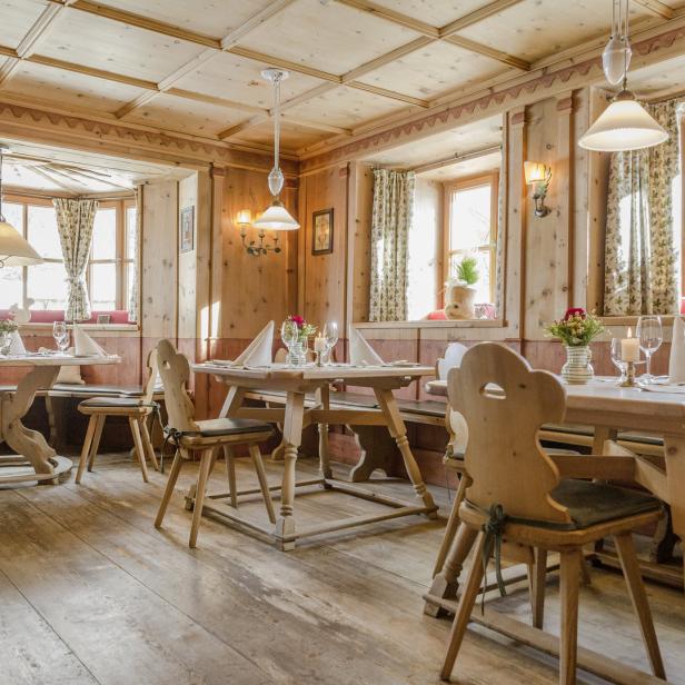 Gasthaus Ambiente, viel helles Holz und große Fenster.