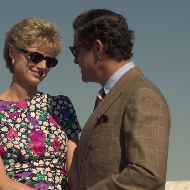 Diana und Charles auf einer Yacht, beide mit Sonnenbrillen.