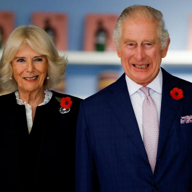 König Charles III. und Königin Camilla mit Mohnblumen geschmückt.