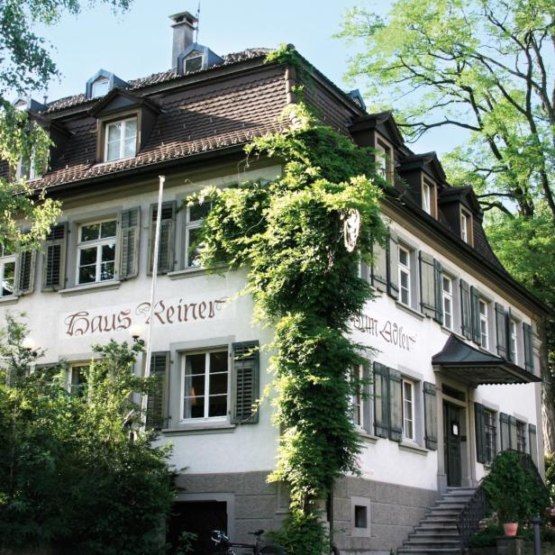 Das „Haus Reiner“ und der „Gasthof Adler“ sind von Grün umgeben.