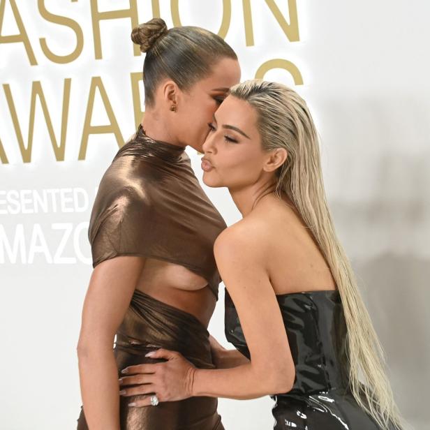 Kim und Khloé Kardashian posieren bei den Fashion Awards.