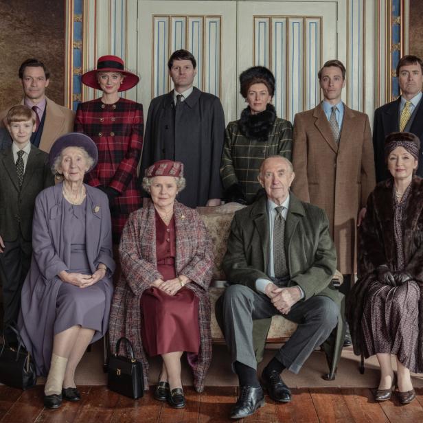 Ein Gruppenfoto der Besetzung der Fernsehserie „The Crown“ in Kostümen.