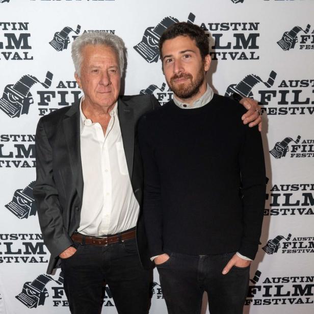 Dustin Hoffman legt seinen Arm um Sohn Jake.