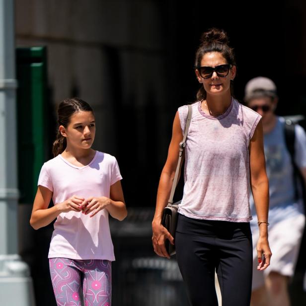 Katie Holmes und ihre Tochter Suri überqueren eine Straße.
