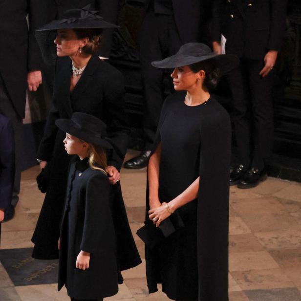 Prinz George, Prinzessin Charlotte, Prinzessin Kate und Meghan, Herzogin von Sussex, bei einer Gedenkveranstaltung.
