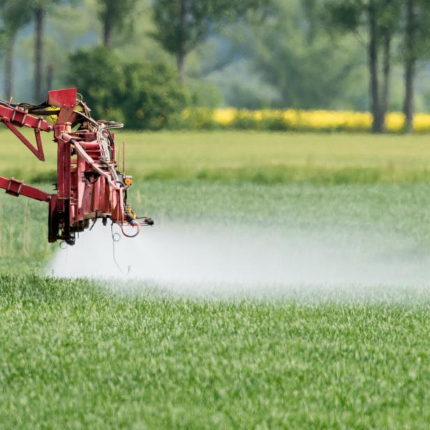 Pestizid-Ausbringung auf einem Feld.