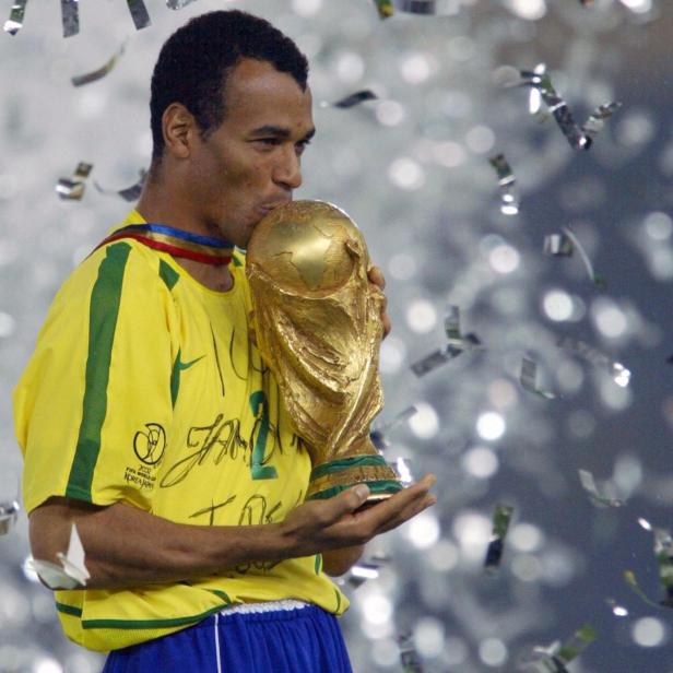 Cafu, der Kapitän Brasiliens, küsst die Weltmeisterschaftstrophäe.