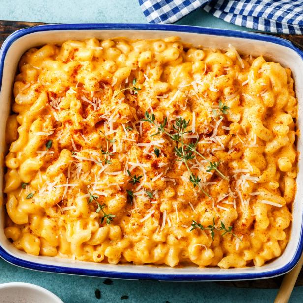 Ein Auflauf mit Mac and Cheese, garniert mit Käse und Thymian.