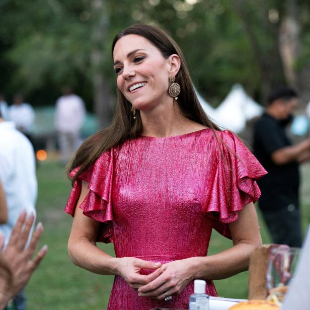 Kate Middleton in einem pinkfarbenen Kleid auf einer Veranstaltung.