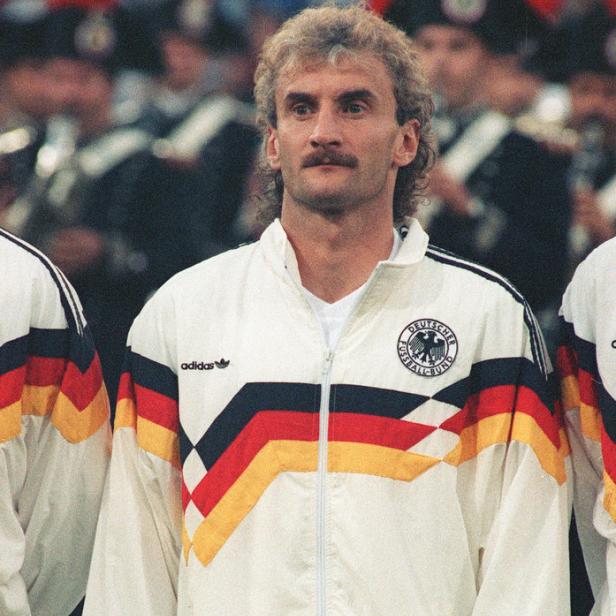 Ein deutscher Fußballspieler in einer Trainingsjacke des DFB.