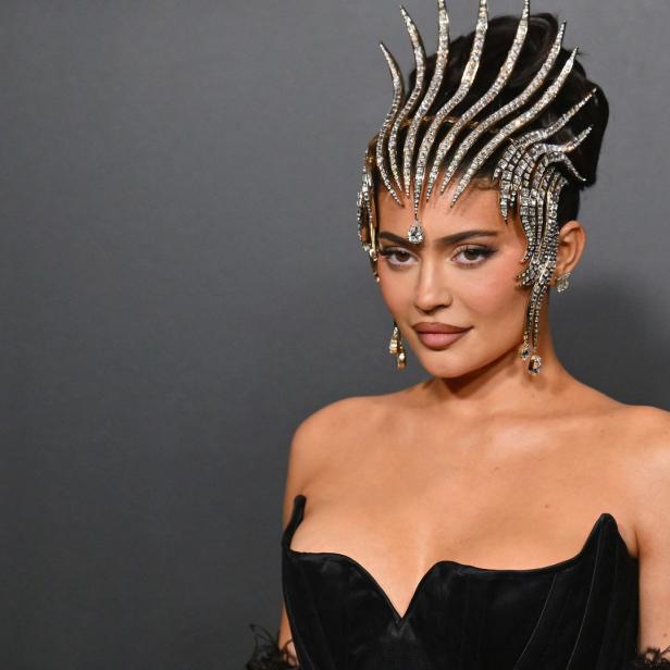 Kylie Jenner mit einem aufwendigen Kopfschmuck.