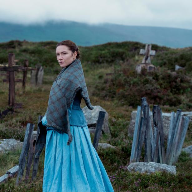 Florence Pugh in traditioneller Kleidung auf einem Friedhof in „The Wonder“.