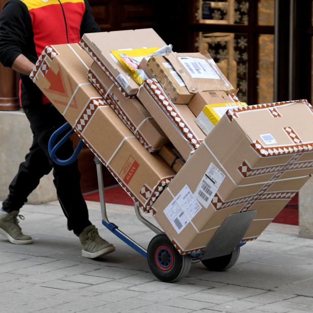 ++THEMENBILD++ PAKETZUSTELLER