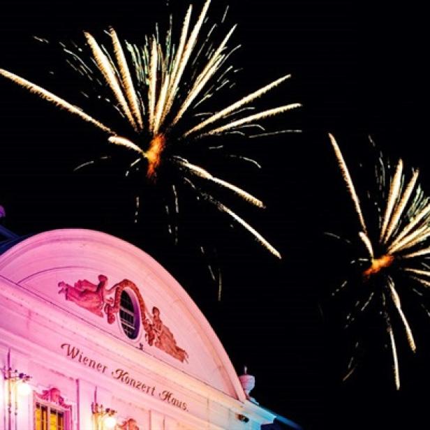 Außenfassade des Wiener Konzerthauses mit Feuerwerk