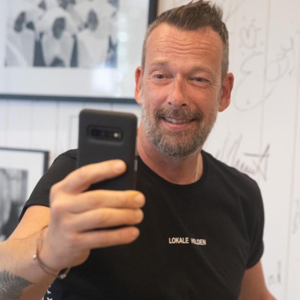 Robert Kratky macht ein Selfie.