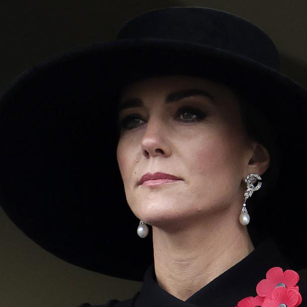Prinzessin Kate trägt einen Hut und eine Mohnblumenbrosche.