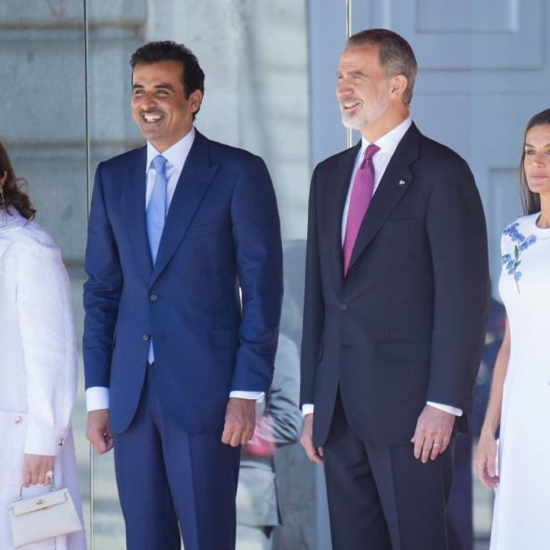 König Felipe VI. von Spanien empfängt den Emir von Katar, Scheich Tamim bin Hamad Al Thani, und ihre Ehefrauen.
