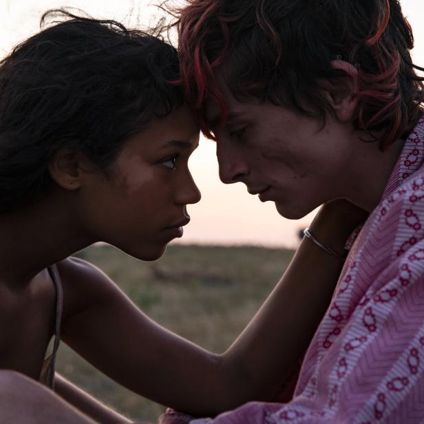 Timothée Chalamet und Taylor Russell in einer Nahaufnahme, Stirn an Stirn.