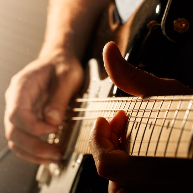 Symbolbild: Ein Mann spielt Gitarre.