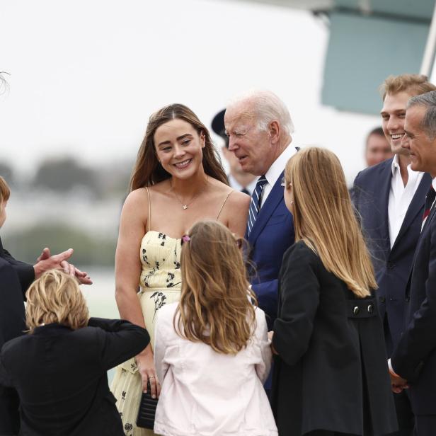 Naomi und Joe Biden umgeben von weiteren Personen.
