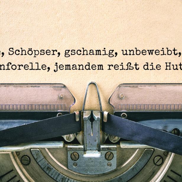 Eine Schreibmaschine mit dem Text „Umurke, Schöpser, gschamig, unbeweibt, Meidl, Beamtenforelle, jemandem reißt die Hutschnur“.